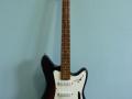 V212 Consort 1963-1966 2e generatie, 3 single coil Vox VII pickups, 3 weg switch, Vox Hank Marvin  Signature tremolo, front.