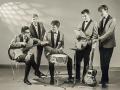 Ricky Hill & The Jumping Rollers uit Dordrecht met hun Fenders. Zittend met bril sologitarist Nico Nelson. Twee singles Philips label 1961-1962. Opname van Juanita gebruikt voor single Marius Monkau.