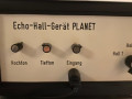 Planet tape echo uit DDR 1986, fabrikant Vermona VEB Klingenthaler Harmonikawerke met 1 input en toonregeling, display links.
