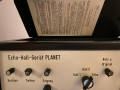 Planet tape echo uit DDR 1986, fabrikant Vermona VEB Klingenthaler Harmonikawerke met 1 input en toonregeling, open deksel met ingeplakt manual.