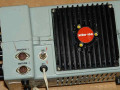 Esko 100 versterker 50 watt 5 ohm, zijkant met microfoon en speaker aansluitingen..