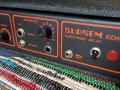 Suprem Echo electronic BBD delay met Chorus 1978, met oranje front, technisch als Dynacord EC280, oranje front met footswitch uiterst rechts.
