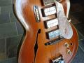 Egmond President met 3 vroege pickups en Vibralux tremolo 1956, brug met in 3 standen verstelbare intoneer strips,  body front.