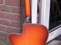 Egmond President 1960, geblokte toets met 20+0 frets, Vibralux tremolo, 2e generatie pickups, schildpad slagplaat en headstock, back.