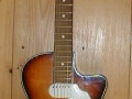 Lucky 7 JG113-22CA serie in Sunburst met ronde PP2 pickup, geen halspen, front.