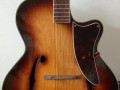Egmond ES 57-1 CA  accoustische jazz gitaar uit ca. 1955 met catseye klankgaten met druppelvorm, body front.