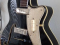 Egmond ES 57-11CA met 2 pickups en 3 knopsregister ca. 1959 Black, body front zijzicht.