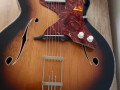 Egmond ES57-10 CA model 1961, gepolijste Golden Sunburst, body front met turtoise slagplaat en headstock. Na behandeling.