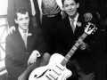 Tony Harvey met zijn witte Egmond ES-57-12 CAR gitaar 1958-1959.