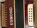 Egmond eenvoudig rood marmer accordeon, front.
