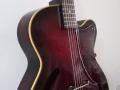 Miller acoustiche Jazz Archtop guitar JG 60/8 CA Redburst 1955, body front zijkant links.