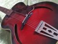 Miller acoustiche Jazz Archtop guitar JG 60/8 1958,  esdoorn bovenblad met cats eye klankgaten en beukenhouten hals, verstelbare bridge en tailpiece.