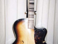 Wilson acoustische jazz guitar 57-1 CA Sunburst, front. Met typische peervorm bij de F gaten.