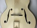 Wilson acoustische jazz guitar 57-1 CA White 1959, body front. Slagplaat mist.