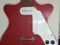 Manhattan Rood 1e generatie 1961. Rond model met platte postieholtes, 4 dots neck, lange combi brug en vaste kabel, body front.