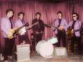 De jonge Beatles met Paul McCartney met zijn van rechts naar links omgebouwde  Rosetti Solid 7 sunburst black to red semi acoustic, hier nog 6 string.