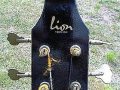 Lion 104 Bass met 2 Luxtone pickups, zwarte headstock front.