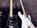 Hank's zwarte en Bruce witte Fender Stratocaster bij de Chanche of Adress Tour van 1980. De witte gitaar is de authentieke Pink Flamingo 1959 no. 34346 overgespoten in wit.