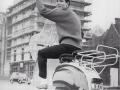 1959 Cliff Richard op zijn waterkers-groen gespoten Lambretta scooter.