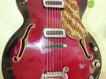 Meazzi Spitfire hollow body gitaar Hollywood serie Redburst, body front.