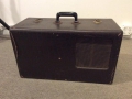 Jennings Univox Organ J7, met ingebouwde speaker en black plastic handle.