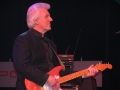 Bruce Welch met zijn Fiesta Red Fender Stratocaster.