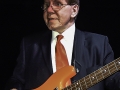 Alan Jones met een Fiesta Red Fender Precision Bass in 1990.