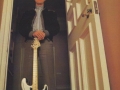 Hank Marvin met zijn witte Fender 25th Anniversary.