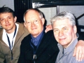 Zoon Warren "Waffles" Bennett en vader Brian Bennett met Mark Griffiths.