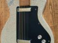 Meazzi Vanguard gitaar 2 pickups  1961-1964, Sparkle Creme, body front.