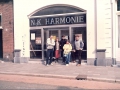 Locatie 1982-1987 en 1990 en 1994-1995, Nieuwe Koninklijke Harmonie Tilburg, Ton Verhagen met Hongaars gezelschap voor de ingang. In het midden gitarist Faragó Judy István met zijn vrouw Edu.