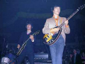 V248 Bill Wyman met zijn Wyman Bass op het podium met The Rolling Stones.