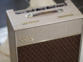 Vox AC15 Split- front Fawn 1961, lederen handle, brass vents, front bovenzicht.
