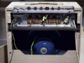 Vox AC15 Split- front Fawn 1961, lederen handle, brass vents. Open back 3e circuit, 12 inch Blue Celestion T.530 alnico speaker 8 ohm.