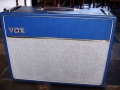 Vox JMI AC15 1963 Custom Colour Light Blue met Grey speaker cloth. Meer experimentele Custom kleuren waren Dark Blue. Purple, Red, Grey, Lime Green en Orange.