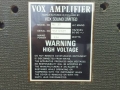 Vox AC30 Dallas typeplaatje 1975 nov VSLimited. In de achterwand zijn vanwege het hogere 40 watt vermogen later extra ventilatiegaten bijgeboord.