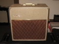 Vox AC4 JMI eind 1963, large thin sized cabinet Fawn, Brown Grillcloth, White plastic handle, Brass vents.