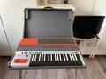 Vox Junior Organ met omgekeerde zwart wit toetsen geproduceerd bij GEM in Italie ca. 1969, open deksel.