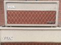 Vox Echo Reverberation Unit in Fawn 1962, Red panel met witte ronde knoppen, plastic MK III handle en messingkleurig  voxECHO badge rechts onder, boven op AC30 Fawn 1964.