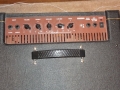 2001-2005 T60 Solid State Bass amp 60 watt met 12 inch speaker en horn. Made in Korea. Red panel met volume en equalizer met 4 Tone Controls.
