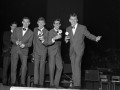 NME Awards 1962 februari 1963 , The Shadows met Brian Locking, on stage voxECHO Model. No. 2.